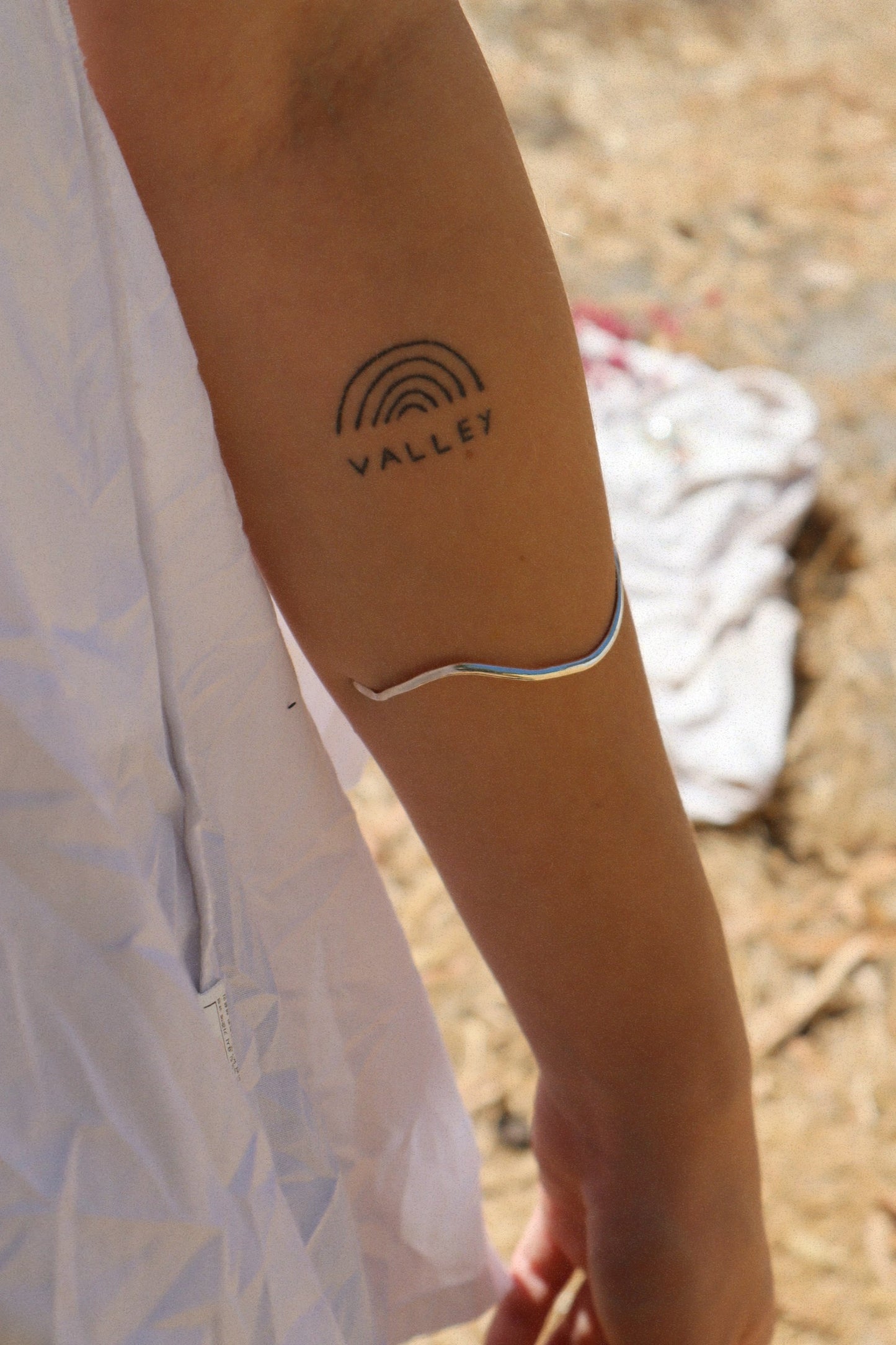 WAVY BANGLE