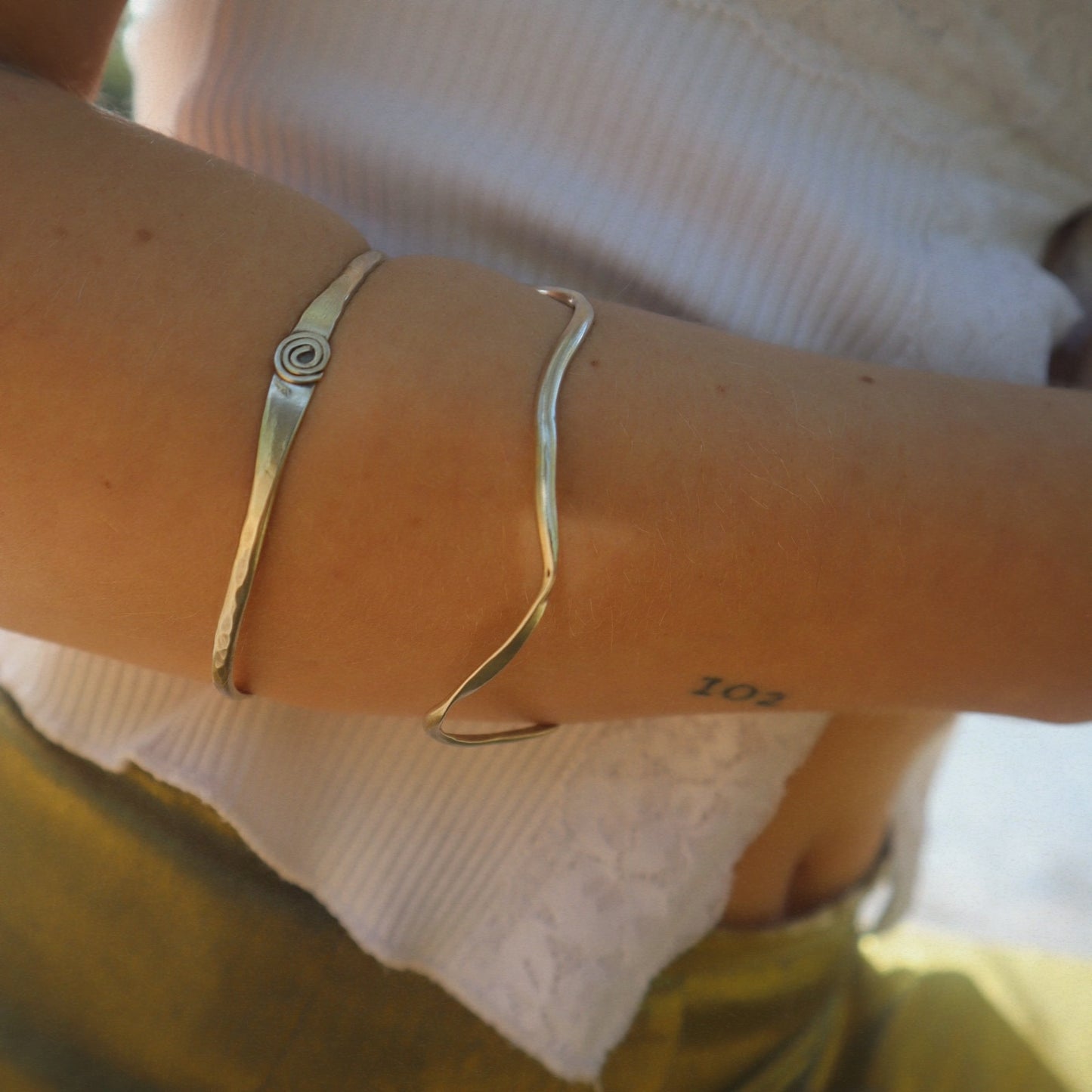 WAVY BANGLE