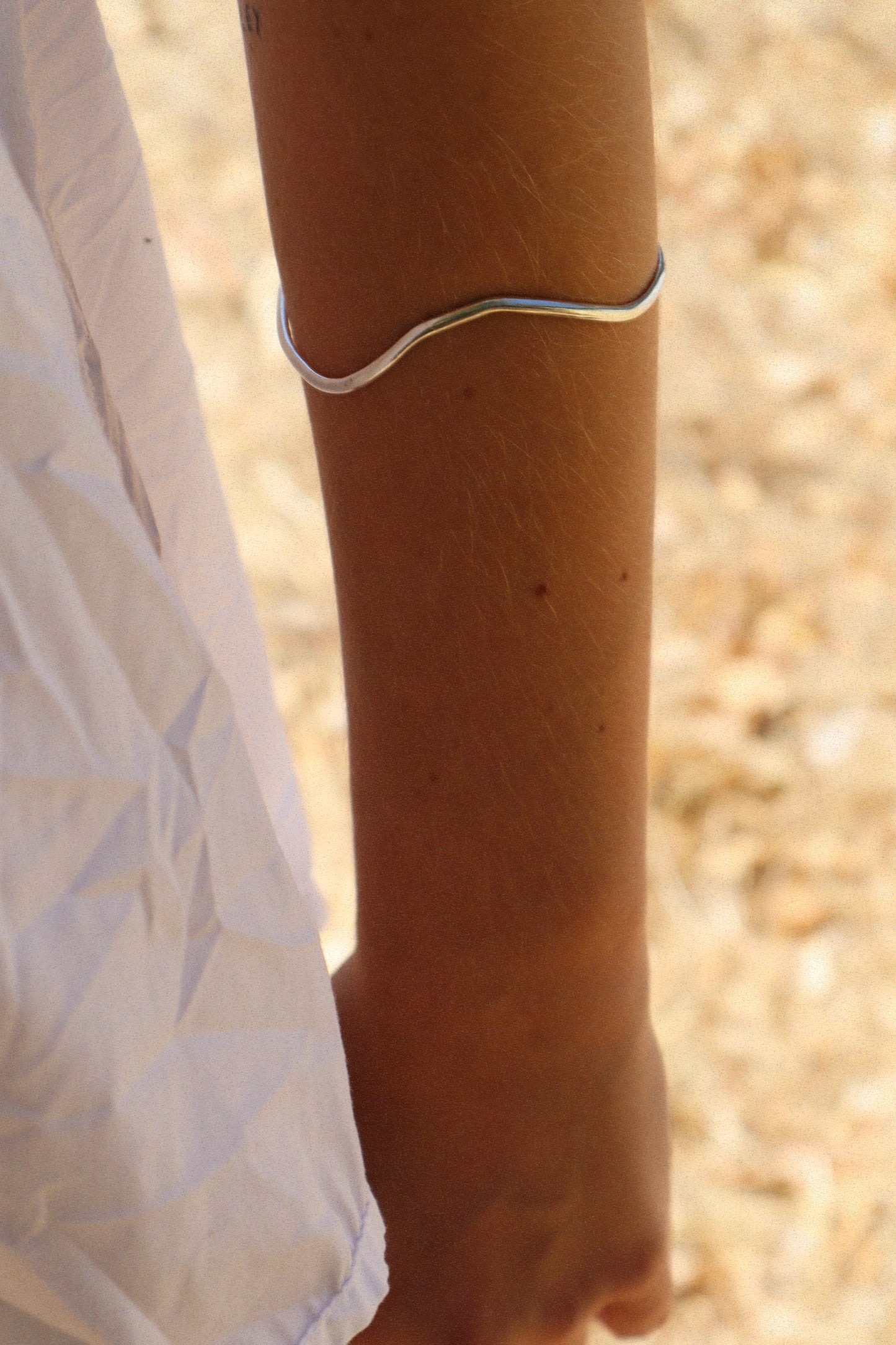 WAVY BANGLE