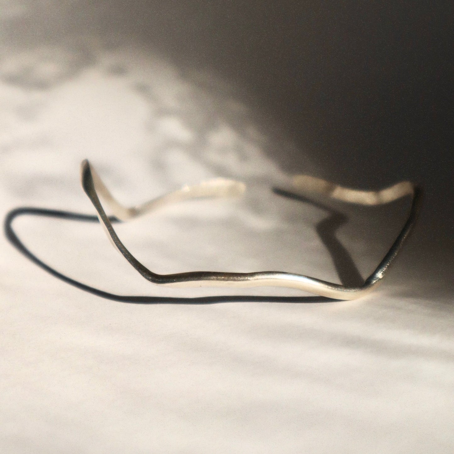 WAVY BANGLE