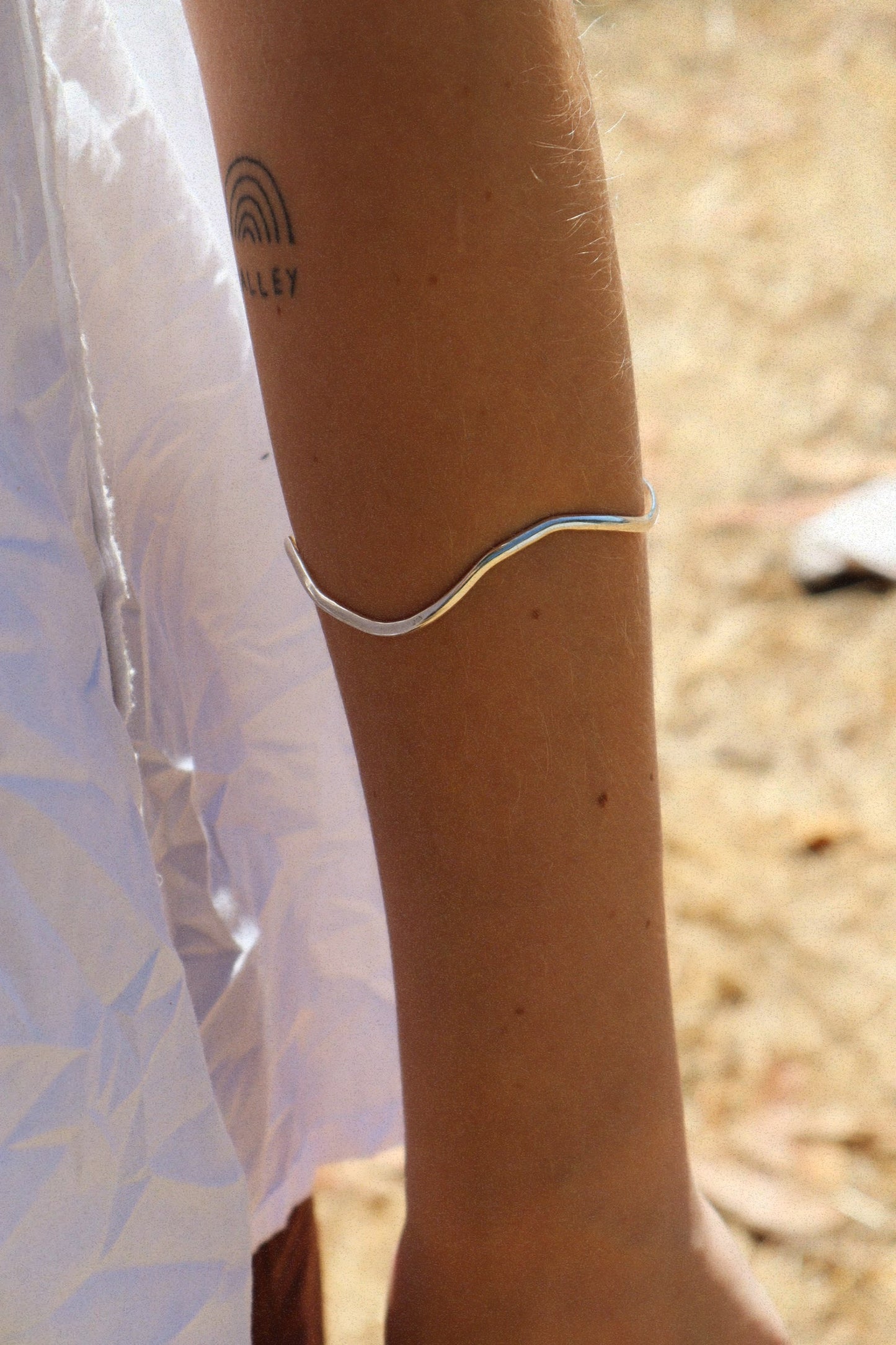 WAVY BANGLE