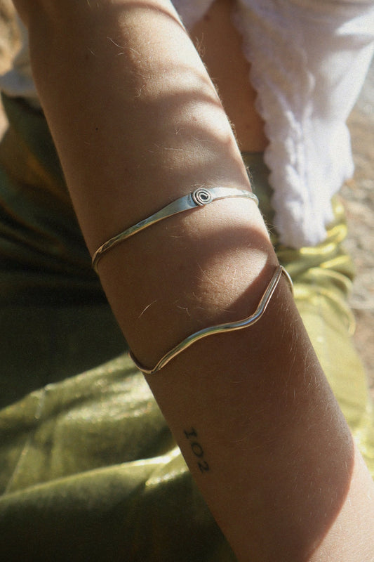 WAVY BANGLE